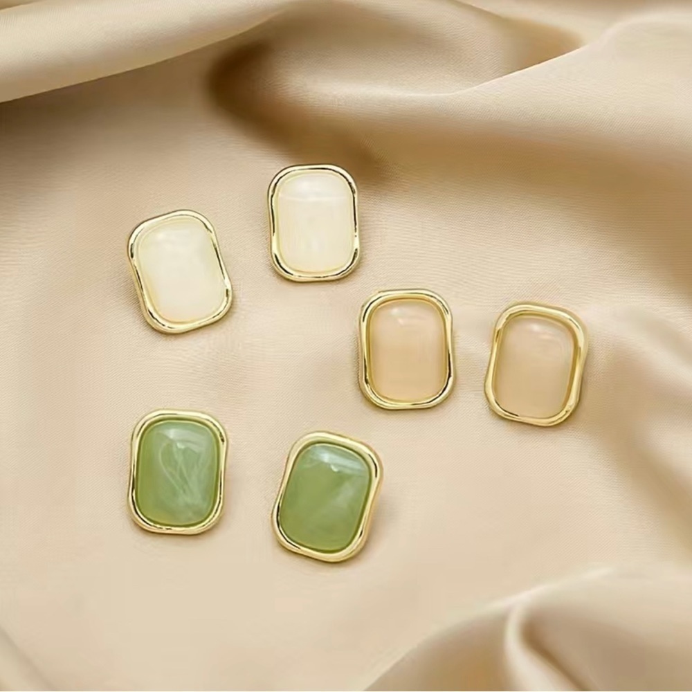 Retro green gold stud earrings